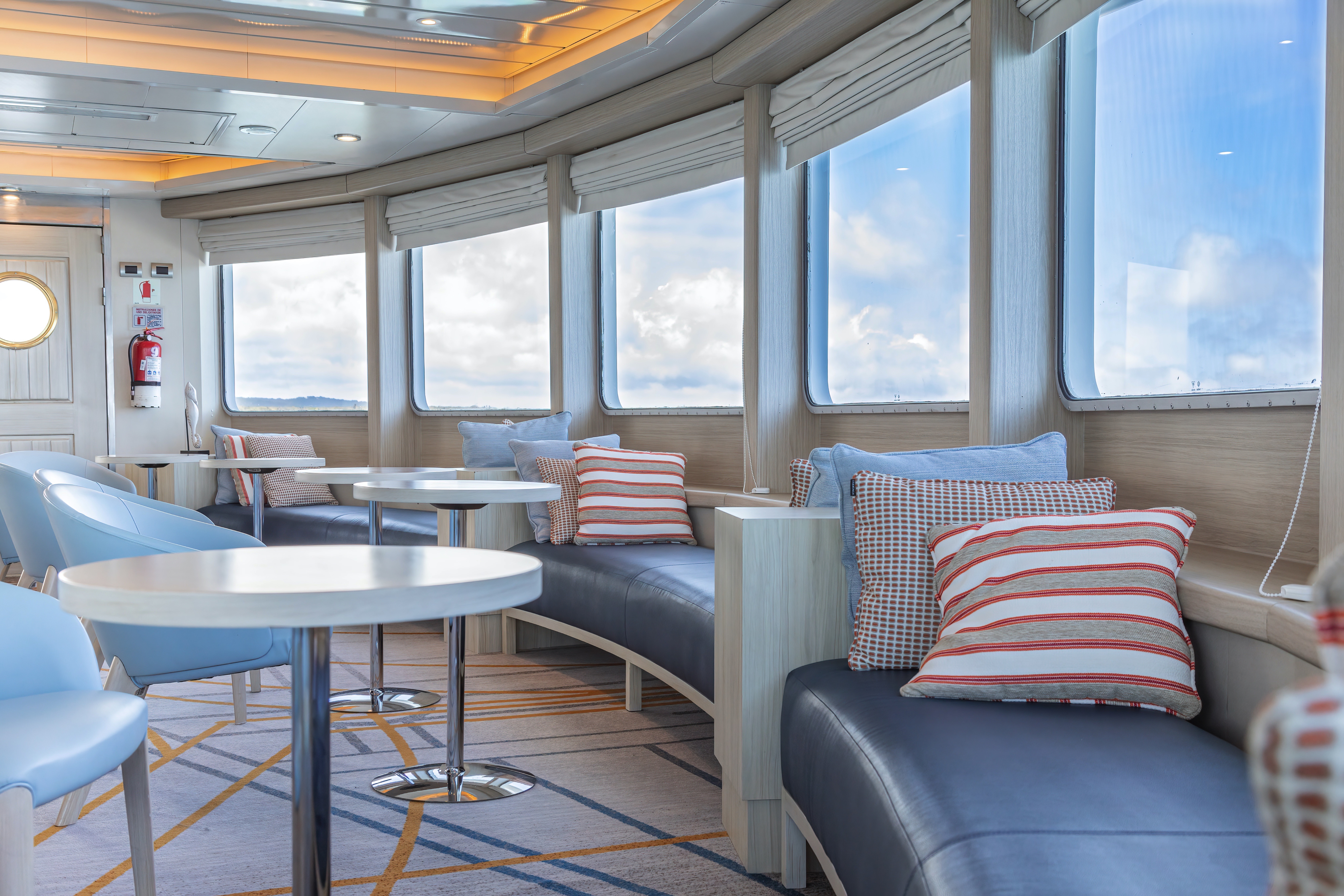 Santa Cruz II - Expedition Lounge & Bar with Science Corner and Library